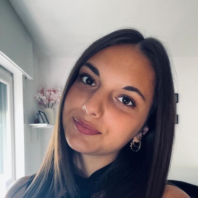 Babysitter in Brugge: Nina