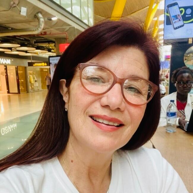 Babysitter in San Roque: Adriana