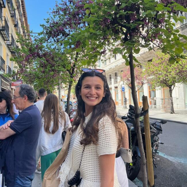 Babysitter in Biarritz: Lou Ann