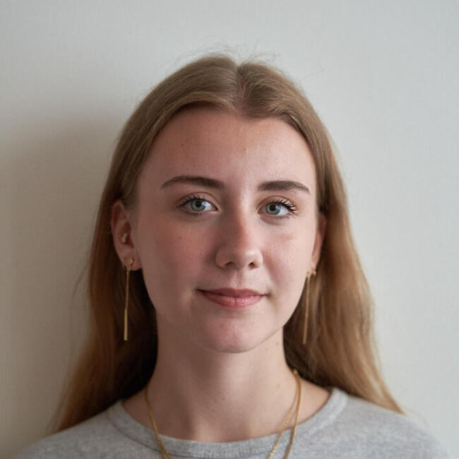 Babysitter in Paris: Iris