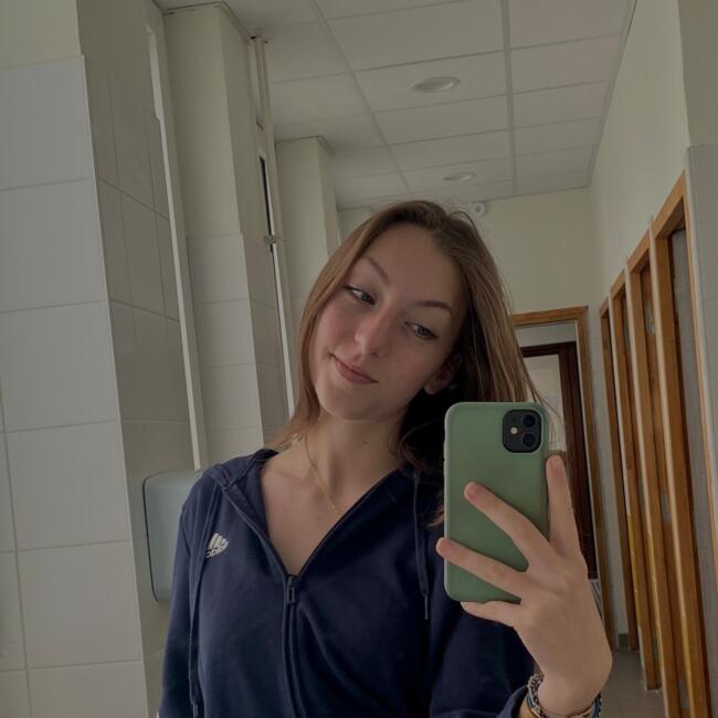 Babysitter in Saint-Étienne: Elina