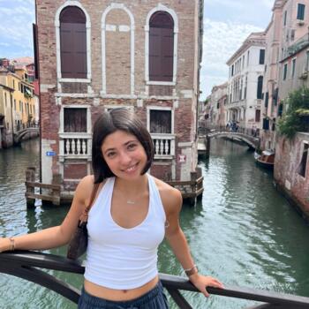 Babysitter in Rome: Viola