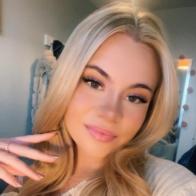 Babysitter in Harlow: Macie