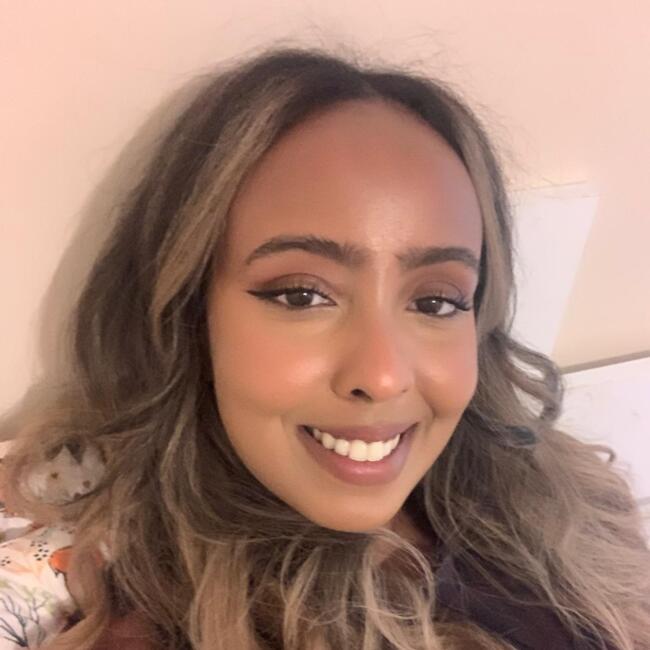 جليسة أطفال في حَوَلِّي: Nima