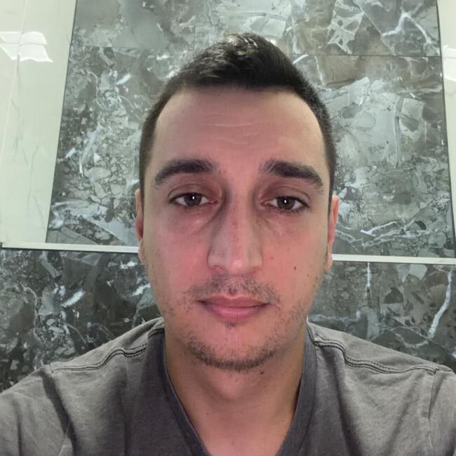 Job de babysitting în Nazna: Előd