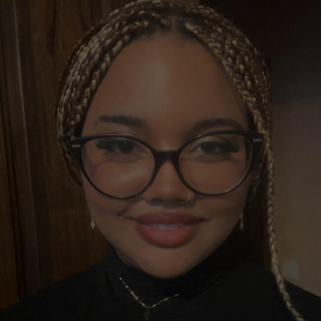 Babysitter in Sénas: Nina