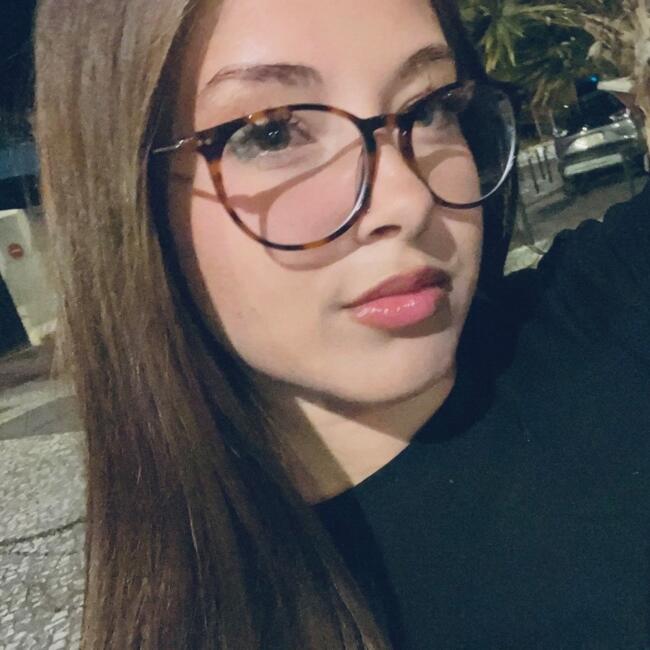 Barnevakt i Setúbal: Lara