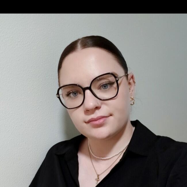 Babysitter in Saint-Quentin-en-Tourmont: Enola