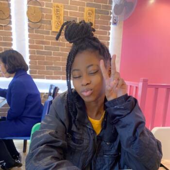 Babysitter in Saint-Ouen: Kiara