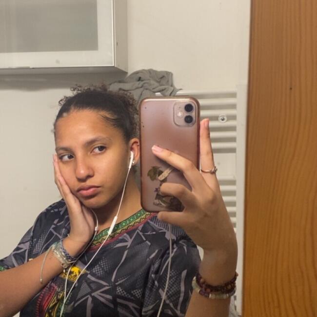 Babysitter in Montreuil: Lilly