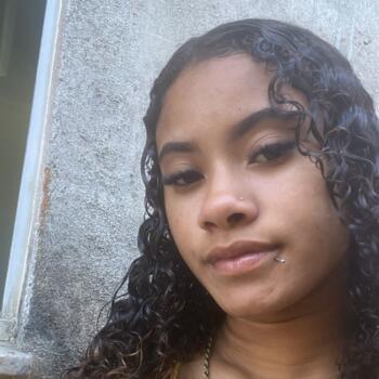 Babysitter in Cabo Frio: Mel