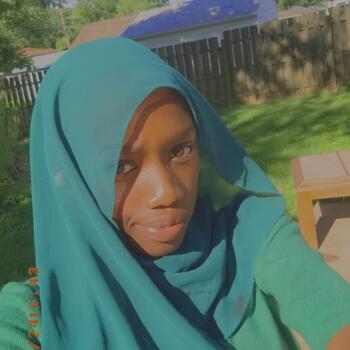 Babysitter in Moline: Latifa