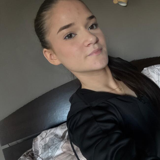 Pengasuh di Revelles: Louna