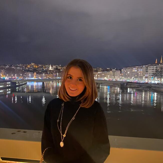 Babysitter in Lyon: Emma