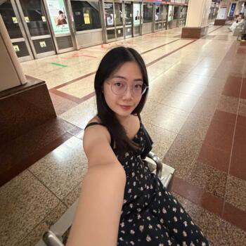 Babysitter in Singapore: Violet