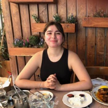 Babysitter στην περιοχή Άγιος Παύλος: Ελένη