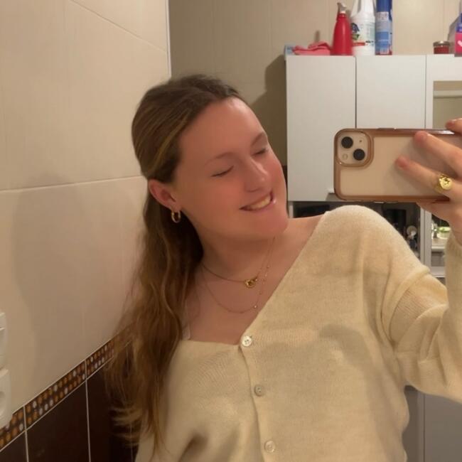 Babysitter in Saint-Laurent-d'Arce: Lola