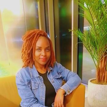 جليسة أطفال في أبوظبي: Deborah