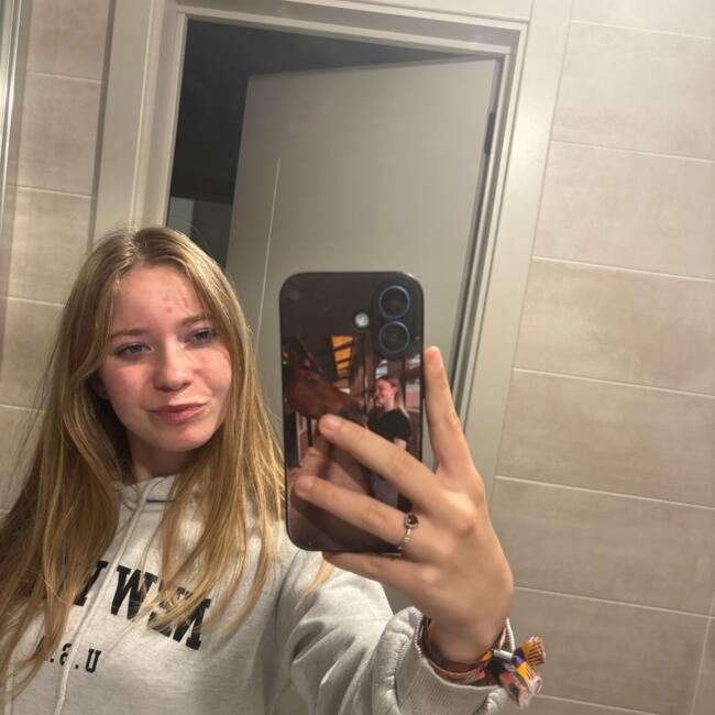Babysitter in Sint-Niklaas: Hailey