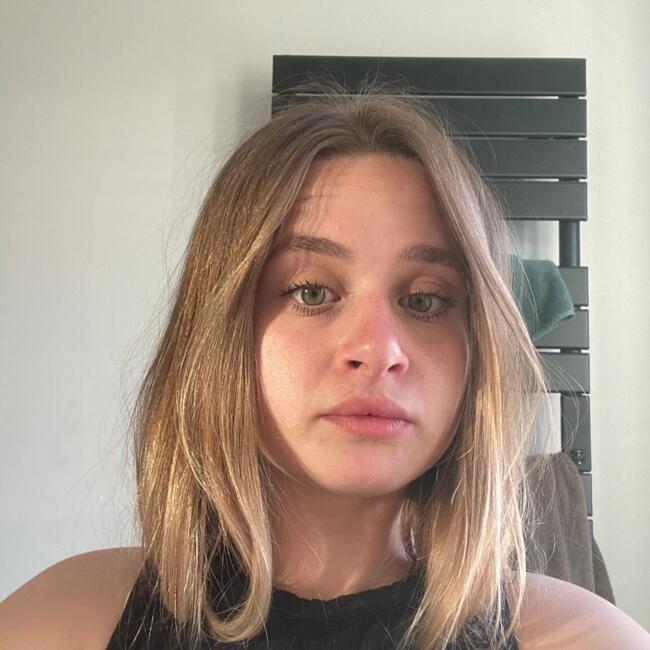 Babysitter in Civaux: Lola