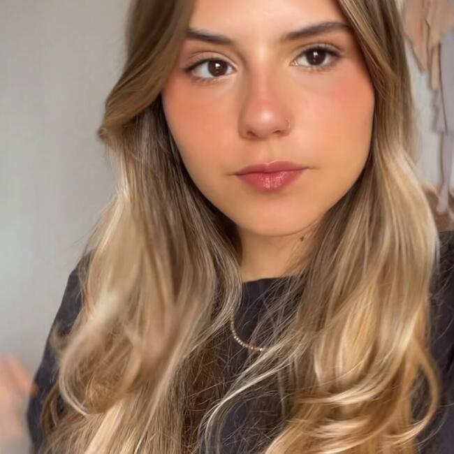 Babysitter in Paris: Flora