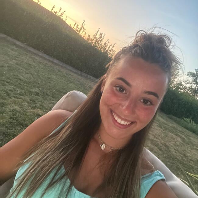 Babysitter in Saint-Martin-du-Bois (Nouvelle-Aquitaine): Charlotte