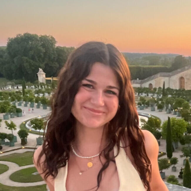 Babysitter in Louvigné-du-Désert: Candice