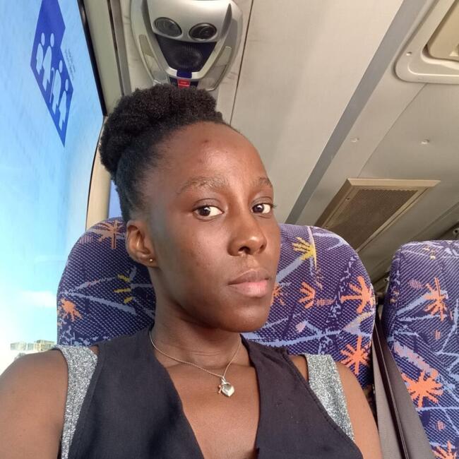 مربية أطفال في دبي: Fatiah