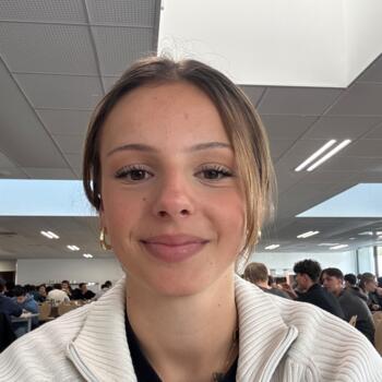 Babysitter in Gouvernes: Alexandra