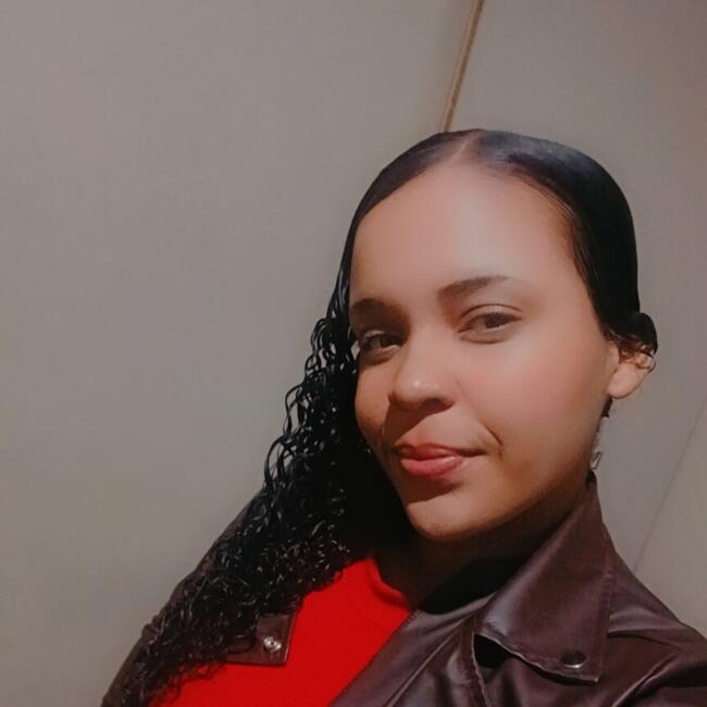 Babá em Betim: Junia