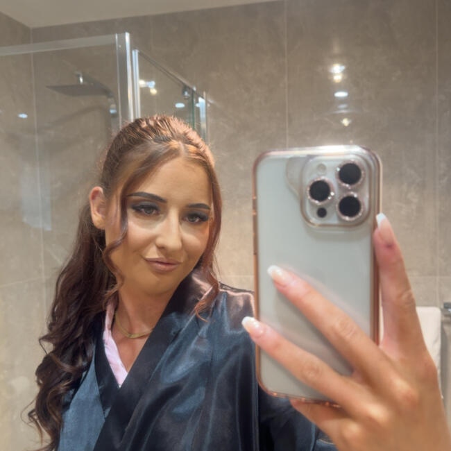 Babysitter in Albury: Chloe