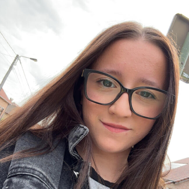 Babysitter in La Louvière: Alicia