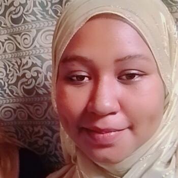 جليسة أطفال الدوحة: Amina