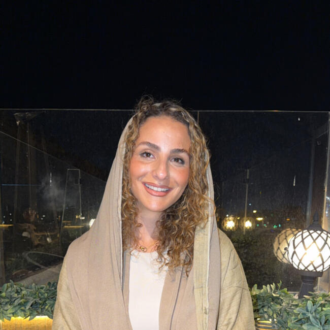 وظيفة جليسة أطفال في جدة: Izzy