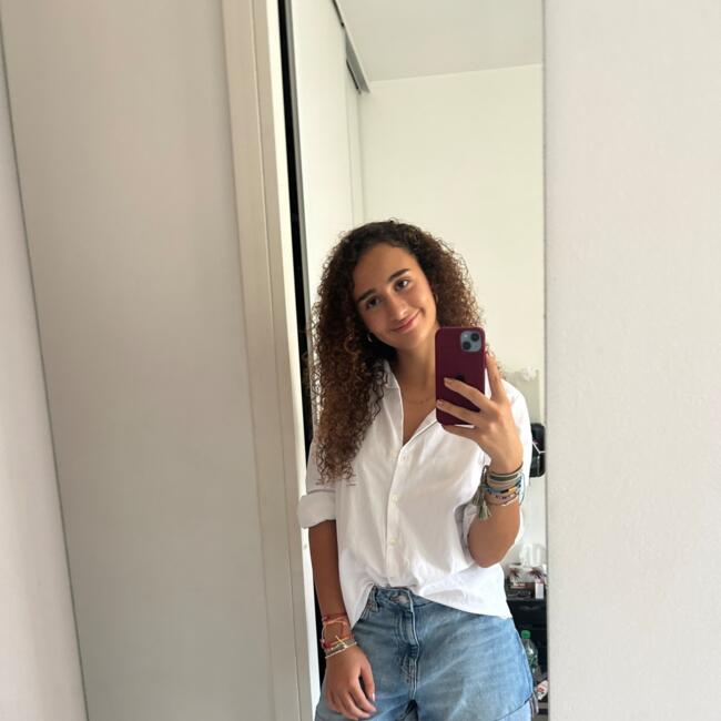 Babysitter in Antibes: Neïla