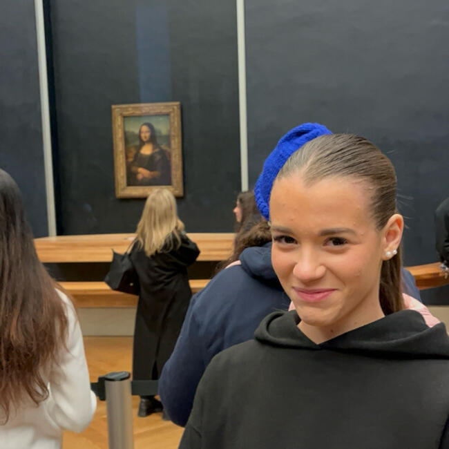 位于塞纳河畔阿涅勒的临时保姆: Lisa