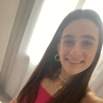 Babysitter in La Ville-du-Bois: Stella