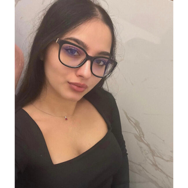 Babysitter in Slough: Cosmina iuliana