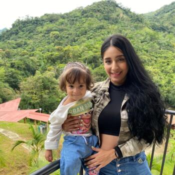 Trabajo de niñera en Medellín: trabajo de niñera Yarah