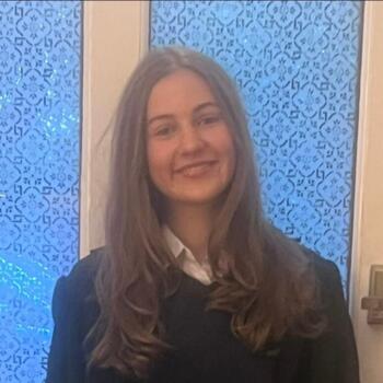 Babysitter Addlestone: Emily