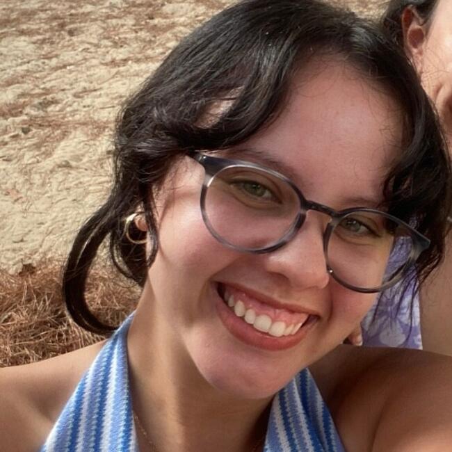 Babysitter em Caxias: Letícia