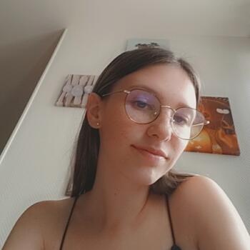 Babysitter in Saint-Maigrin: Kelly