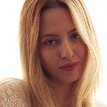 Babysitter in Paris: Delhia
