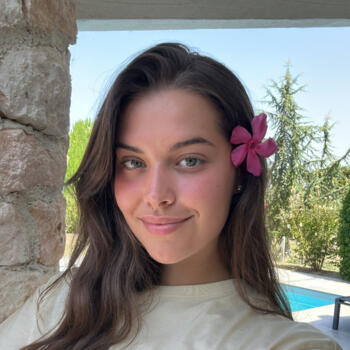 Babysitter in Saint-Juéry: Léa