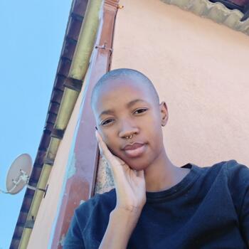 Babysitter Newcastle: Luyanda Mhlakaena