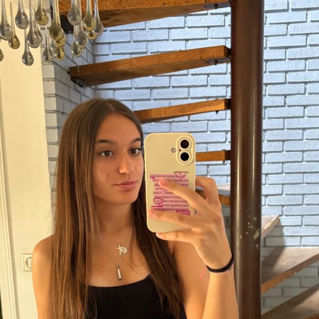 Babysitter in Montigny-le-Bretonneux: Khea