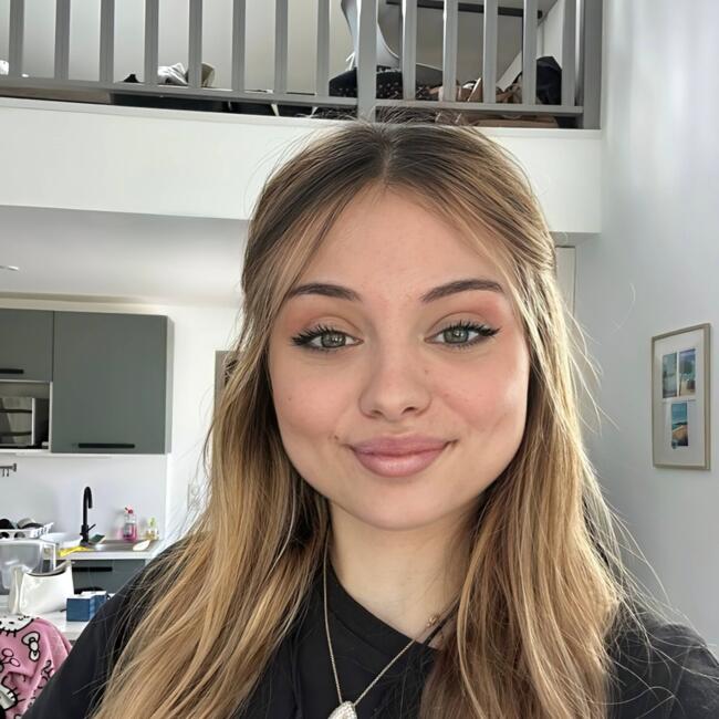 Babysitter in Périgny: Amandine