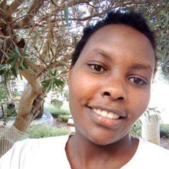 Babysitter Doha: Vivian