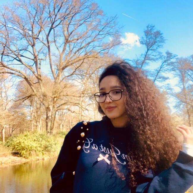 位於不来梅的臨時保母: Zineb