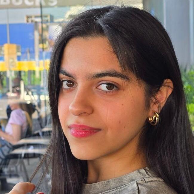 Детегледачка в София: Paria mahdavi